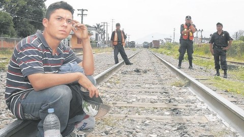 Un migrante espera el paso del tren sobre las vías del tramo Veracruz-Oaxaca.