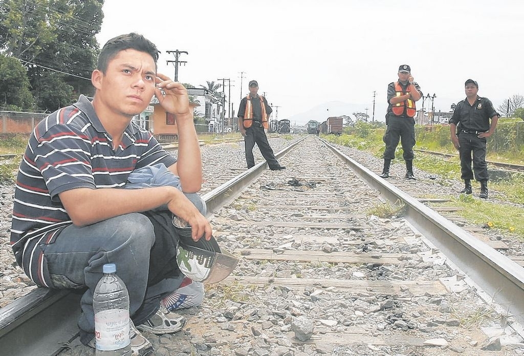 Un migrante espera el paso del tren sobre las vías del tramo Veracruz-Oaxaca.