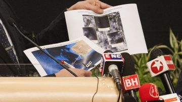 Con fotocopias, en Malasia intentan explicar lo que muestran los satélites que pudieran ser los restos del avión.