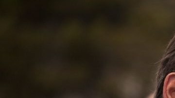 Voluntarios en el pueblo de Oso consuelan a familiares de las víctimas del aluvión reportado el sábado.