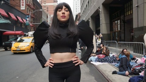Fans de Lady Gaga en la calle 52 y Broadway hacen fila y duermen esperando el concierto.