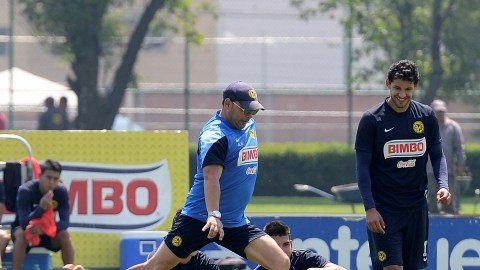 Antonio Mohamed pone la muestra a sus pupilos de cómo patear el esférico en una de práctica de las  Águilas en Coapa.