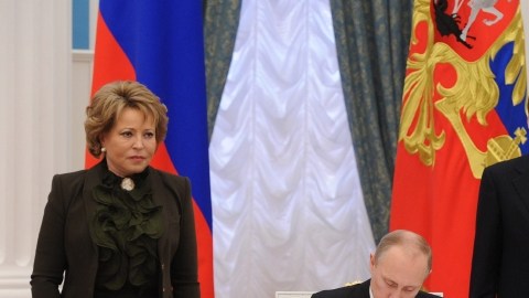 Putin firmando la ley sobre la unión de Crimea y Sebastopol con Rusia.