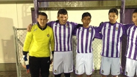 Anthony León (izq.), Óscar Herrera (centro) y Jaime Carrillo (der.) posan junto a otros compañeros, en España.
