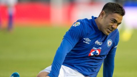 El delantero de Cruz Azul, Marco Fabián, se queja de una fuerte falta