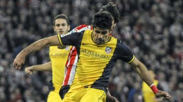El delantero del Atlético de Madrid Diego Costa dispara a puerta para marcar el gol del 1-1 ante el defensa del Athletic Club Mikel San José