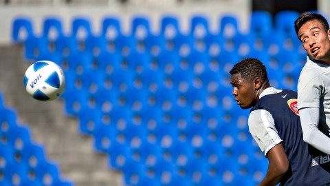 El mediocampista  Jesús Zavala (der.) ha recuperado su nivel para ayudar a que Rayados esté con posibilidades de Liguilla.