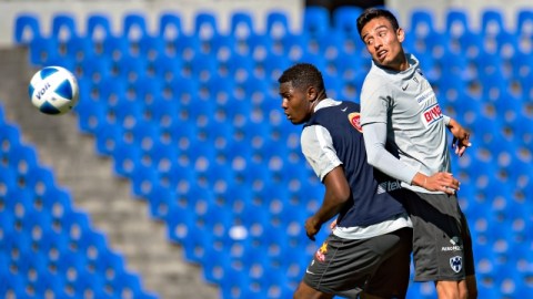 El mediocampista Jesús Zavala (der.) ha recuperado su nivel para ayudar a que Rayados esté con posibilidades de Liguilla.
