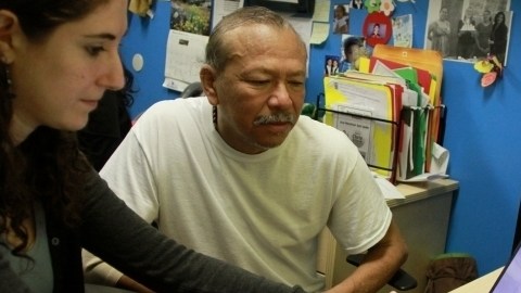Antonio López (51) recibe ayuda de una funcionaria de la organización Make the Road, en Brooklyn.