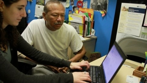 Antonio López (51) recibe ayuda de una funcionaria de la organización Make the Road, en Brooklyn.