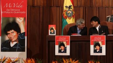 El vicepresidente de Bolivia, Álvaro García Linera, participó de la presentación del libro de Evo Morales (derecha).