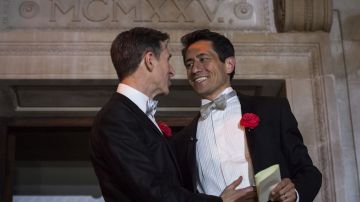 Peter McGraith y David Cabreza después de casarse en Islington Town Hall en una de las primeras bodas en el Reino Unido celebradas hoy después de la media noche.