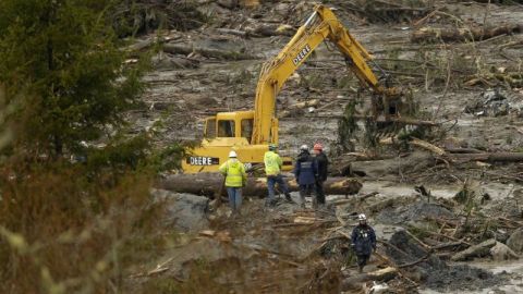 Rescatistas participan en la búsqueda de víctimas del deslizamiento ocurrido el 22 de marzo cerca de Oso, en el estado de Washington.