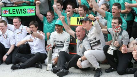 La foto del recuerdo de toda la escudería Mercedes.
