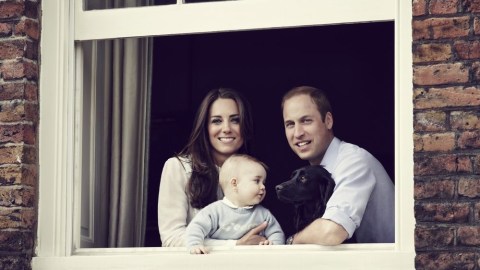 El príncipe William y su esposa, Kate, se ven con su hijo y el perro del matrimonio, en el palacio de Kensington, en Londres.