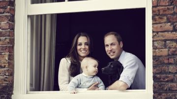 El príncipe William y su esposa, Kate, se ven con su hijo y el perro del matrimonio, en el palacio de Kensington, en Londres.