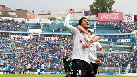 Martín Barragán (28) celebra uno de sus goles, ayer, en el encuentro frente a los cementeros de Cruz Azul.