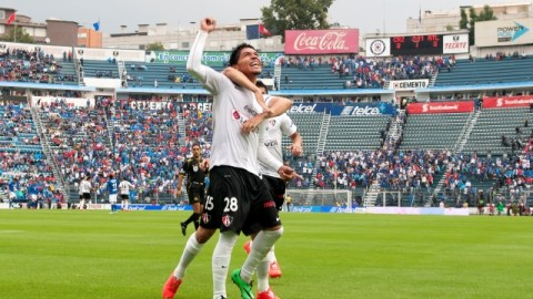 Martín Barragán (28) celebra uno de sus goles, ayer, en el encuentro frente a los cementeros de Cruz Azul.