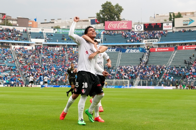 Martín Barragán (28) celebra uno de sus goles, ayer, en el encuentro frente a los cementeros de Cruz Azul.