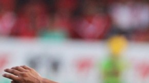 Víctor  Manon, del Veracruz, controla el balón ante el acosos de un jugador de Tuzos de Pachuca en el juego de ayer.