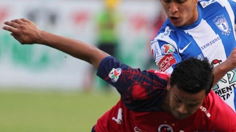Víctor  Manon, del Veracruz, controla el balón ante el acosos de un jugador de Tuzos de Pachuca en el juego de ayer.