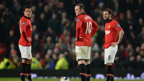 Javier 'Chicharito' Hernández (izq.) anotó el cuarto gol de Manchester United frente al Aston Villa, ayer, en Old Trafford.