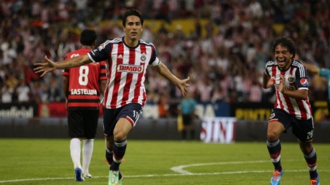 Aldo de Nigris festeja un gol de Chivas en la victoria sobre el Atlas.