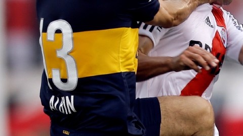 Emiliano Albín (izq), de Boca, disputa el balón con Ariel Rojas, de River, en uno de tantos clásicos del fútbol gaucho.