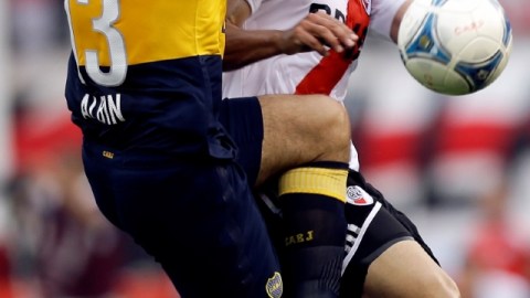 Emiliano Albín (izq), de Boca, disputa el balón con Ariel Rojas, de River, en uno de tantos clásicos del fútbol gaucho.