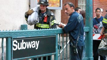 La MTA tuvo que suspender el servicio hasta que las autoridades pudieran recuperar el cuerpo de los rieles.
