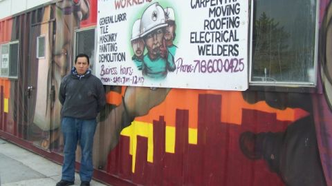 Pedro Auquilla dejó su trabajo como docente en Ecuador buscando mejores condiciones económicas. Ahora trabaja como jornalero en Brooklyn.