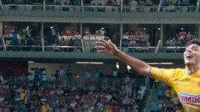 Raúl Alonso Jiménez celebra su gol simulando un "clavado" junto con Paul Aguilar