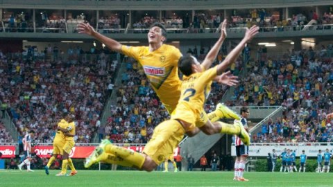 Raúl Alonso Jiménez celebra su gol simulando un "clavado" junto con Paul Aguilar