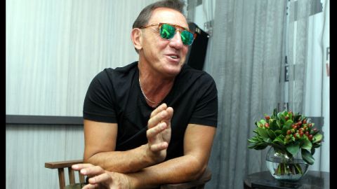 Desde los 80s, sus canciones románticas han demostrado su gran talento como compositor.