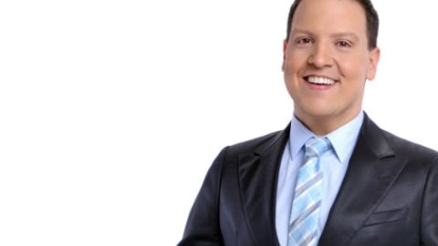 Raúl González luce radiante en la foto enviada por Telemundo.