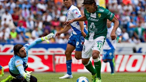 Jorge Villalpando se estira para tapar el espacio a Carlos Peña en la cancha del Cuauhtémoc.