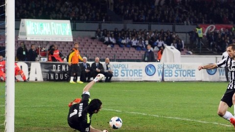 El español José  Callejón (der.) marca el primer gol de Napoli ante Juventus.