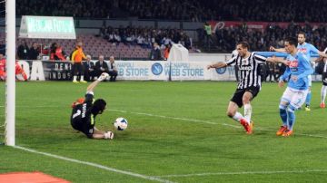 El español José  Callejón (der.) marca el primer gol de Napoli ante Juventus.