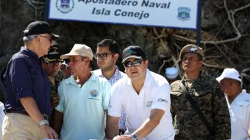El presidente hondureño, Juan Orlando Hernández (c),  participa en la inauguración de un helipuerto en la isla Conejo, en el golfo de Fonseca.