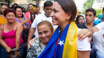 La líder opositora venezolana María Corina Machado asiste a una concentración de manifestantes opositores al Gobierno de Nicolás Maduro en la plaza Brion, del sector Chacaito.