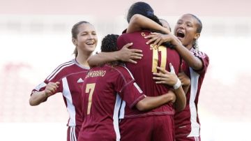 Las jugadoras venezolanas celebran tras marcar un gol ante Canadá, en los cuartos de final del Mundial Sub17 que se disputa en Costa Rica.