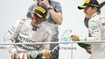 Lewis Hamilton (izq.) y  Nico Rosberg celebran el triunfo en el GP de Malasia.