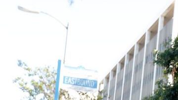 ICE advierte en su campaña que, además de que pueden ser encarcelados hasta por cinco años, los culpables de engancharse en un matrimonio fraudulento podrían pagar multas por $250,000