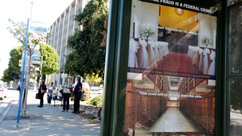 ICE advierte en su campaña que, además de que pueden ser encarcelados hasta por cinco años, los culpables de engancharse en un matrimonio fraudulento podrían pagar multas por $250,000