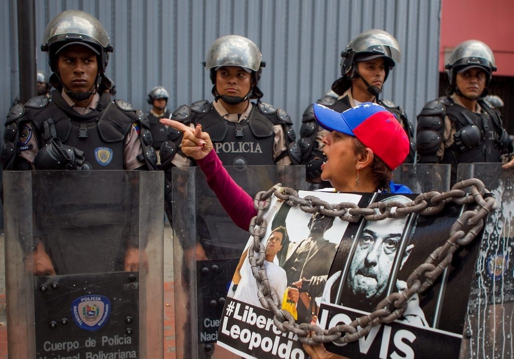 Los manifestantes en Venezuela han denunciado en diversas oportunidades el abuso de la fuerza y la violencia por parte de los agentes policiales y de la Guardia Nacional.