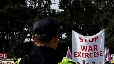 En Corea del Sur, residentes se manifestaron este lunes contra las maniobras que se realizan en conjunto con EE.UU.