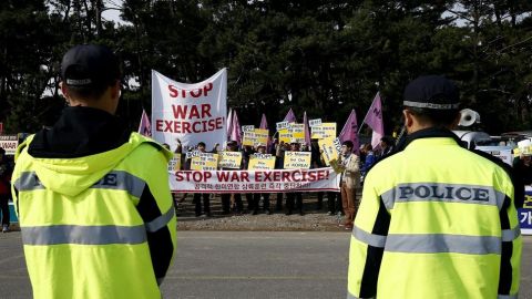 En Corea del Sur, residentes se manifestaron este lunes contra las maniobras que se realizan en conjunto con EE.UU.