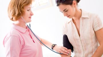 Las mujeres que padecen alta presión arterial están a  riesgo de sufrir un derrame cerebral.