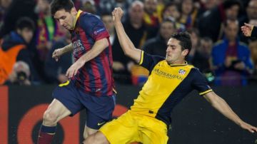 El delantero argentino del FC Barcelona Leo Messi (i) lucha el balón con Koke Resurreción, del Atlético de Madrid