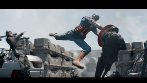 Chris Evans (en el papel del súper héroe, ya integrado en la sociedad del siglo XXI)